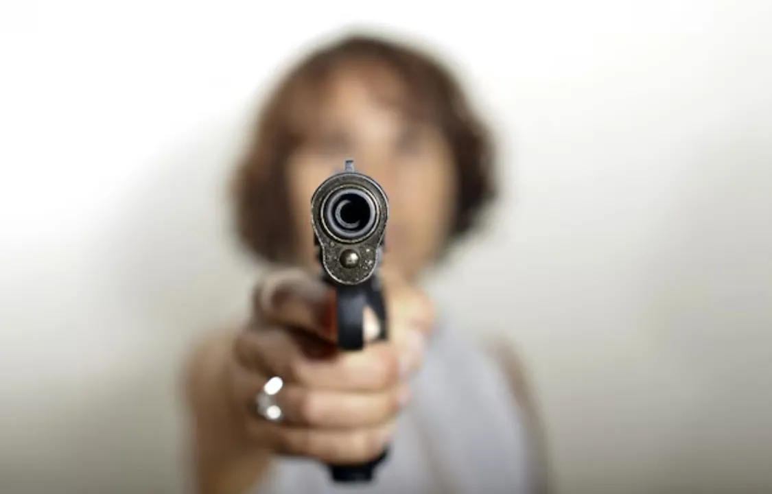 У Житомирі жінка напала на знайому з пістолетом і вимагала золото