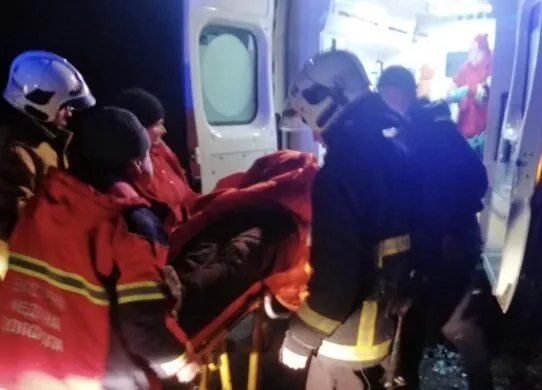 На Житомирщині рятувальники діставали водійку, затиснуту в мікроавтобусі після ДТП