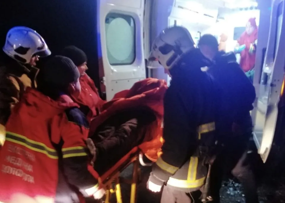 На Житомирщині рятувальники діставали водійку, затиснуту в мікроавтобусі після ДТП