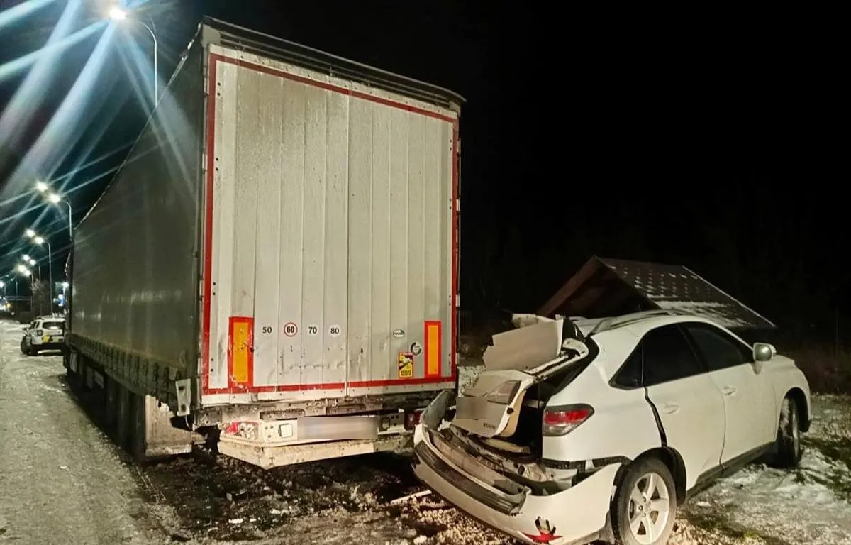 На Житомирщині Lexus влетів у вантажівку, що була припаркована на узбіччі