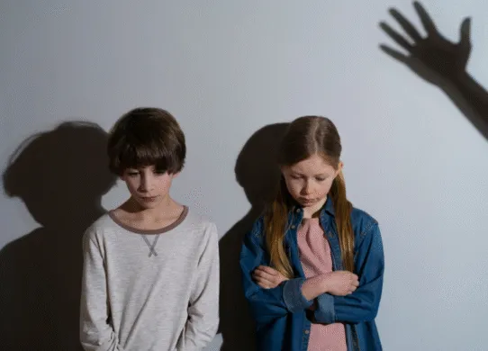 Били кропивою та морили голодом: у Звягелі судитимуть матір за знущання з прийомних дітей