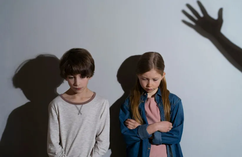 Били кропивою та морили голодом: у Звягелі судитимуть матір за знущання з прийомних дітей