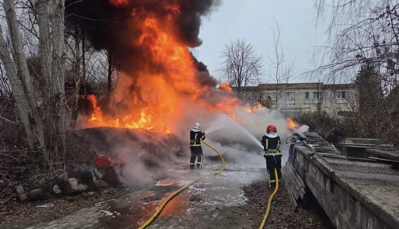На Житомирщині рятувальники гасили величезну пожежу