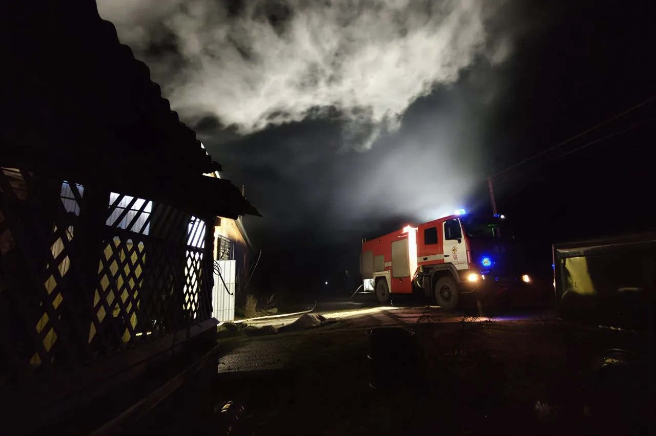 Під Житомиром спалахнула пожежа на виробництві брикетів