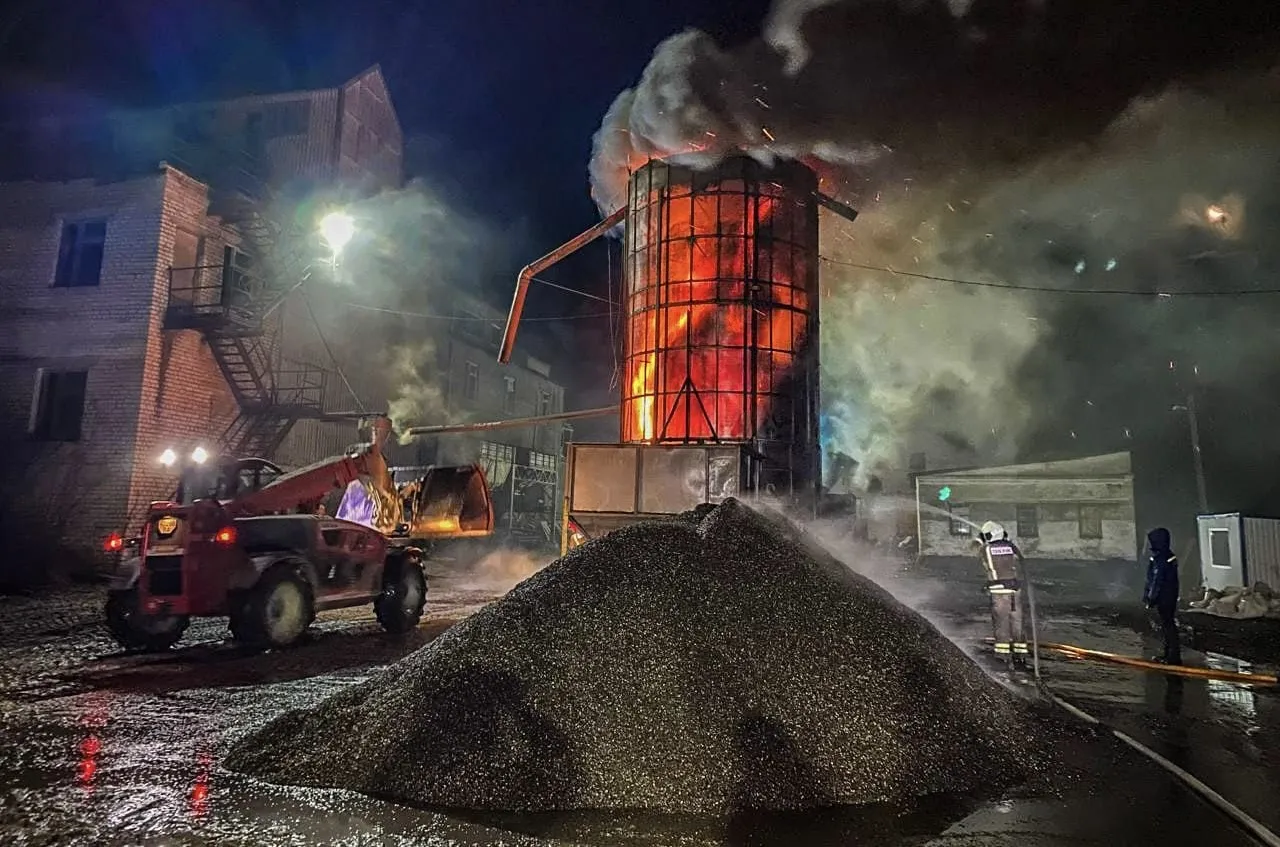 За ніч на Житомирщині двічі горіли зерносушки з насінням