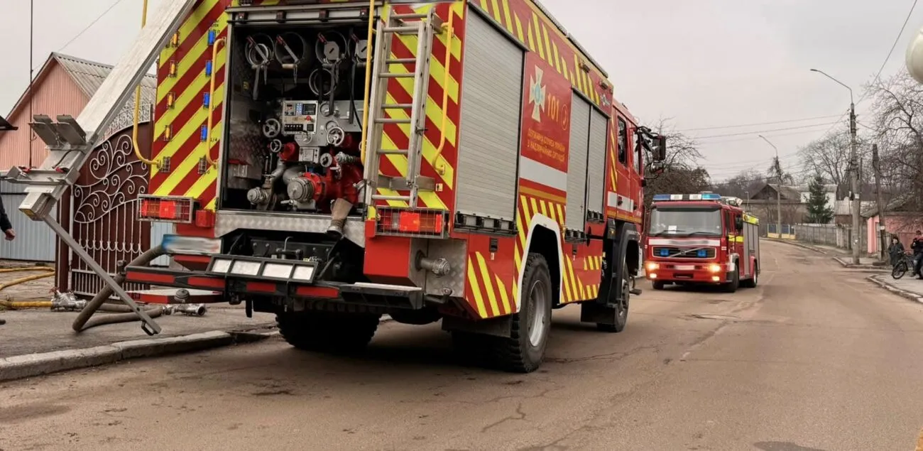 У Житомирі надзвичайники за годину загасили пожежу у житловому будинку