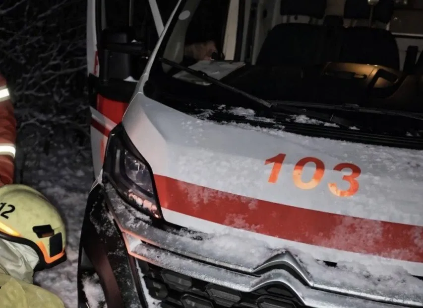 На Житомирщині рятували «швидку» з пацієнтом, що застрягла в кучугурах
