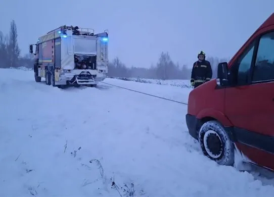 Замети на дорогах: на Житомирщині рятувальники витягали автобуси та авто з дитиною