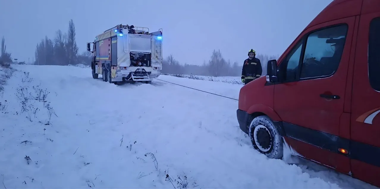 Замети на дорогах: на Житомирщині рятувальники витягали автобуси та авто з дитиною