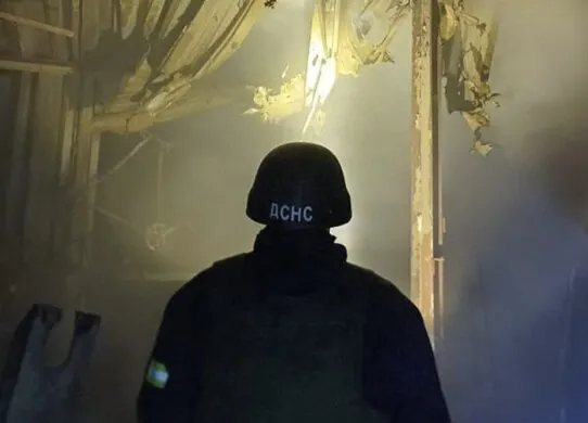 На Житомирщині рятувальники витягли з понівеченого мікроавтобуса двох постраждалих