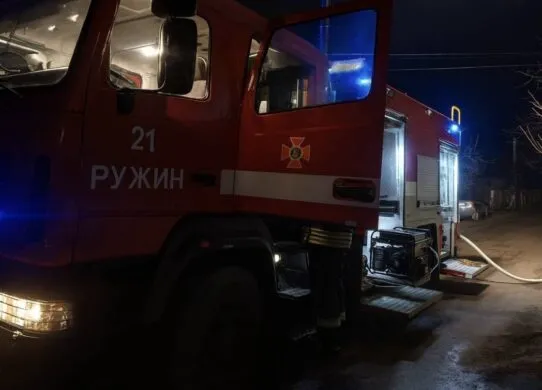 Під ранок у Ружині загорілася приватна оселя: чим закінчилося