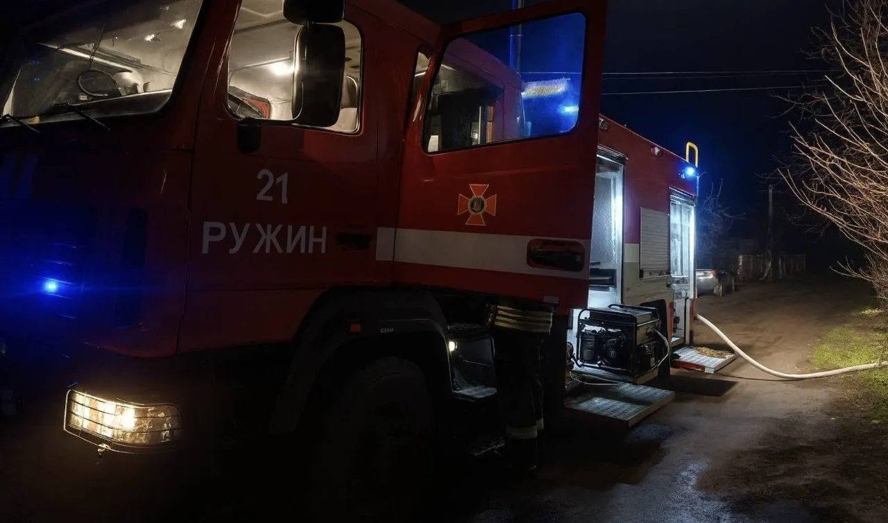 Під ранок у Ружині загорілася приватна оселя: чим закінчилося