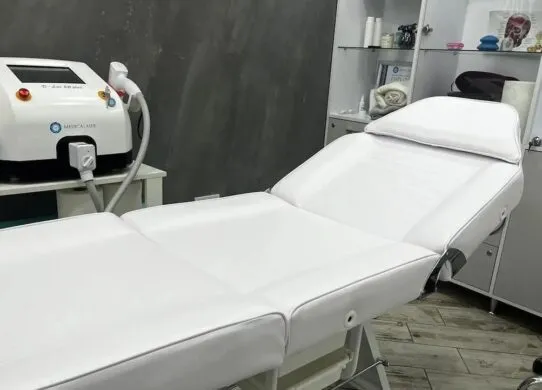 Кушетки для косметології: як обрати основу сервісу, що пришвидшує роботу і підсилює відчуття турботи