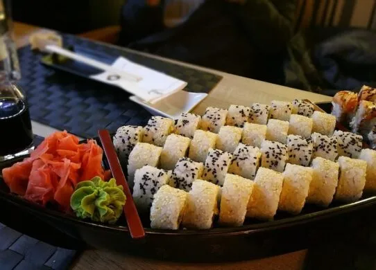 Почему к суши подают маринованный имбирь: традиции и функции