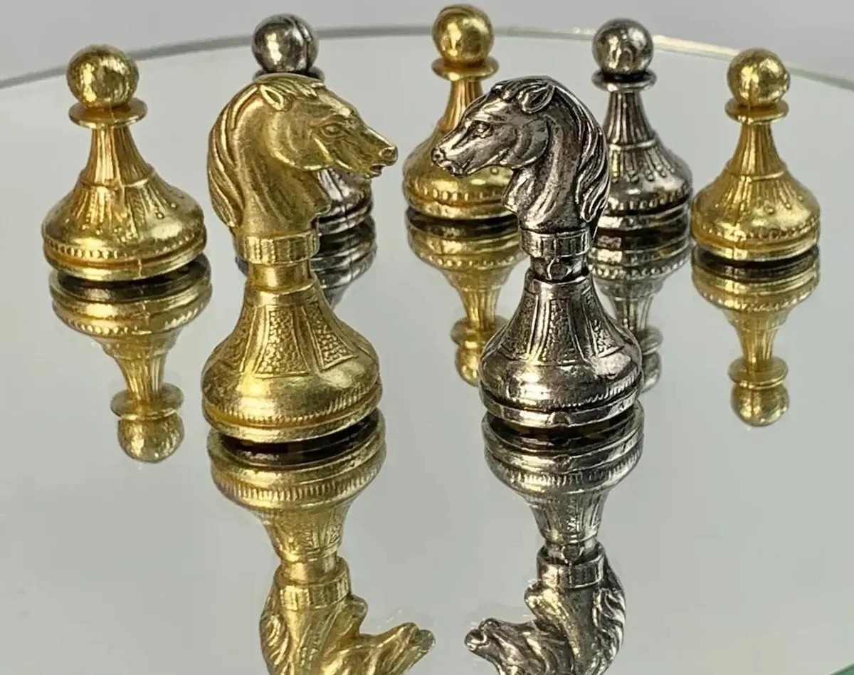 Шахові фігури оригінальний подарунок для прихильників логічних ігор