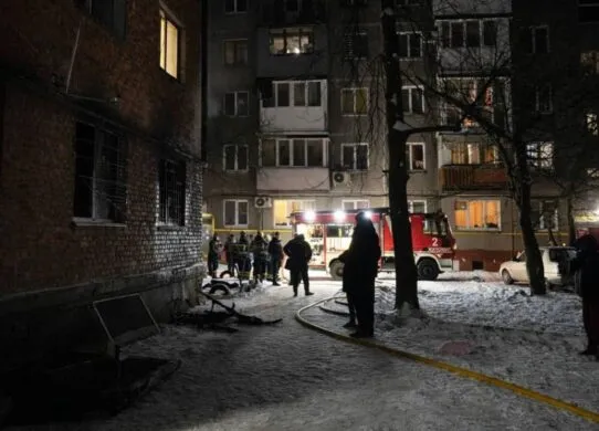У Житомирі через пожежу в гуртожитку госпіталізували чоловіка: серед евакуйованих - діти