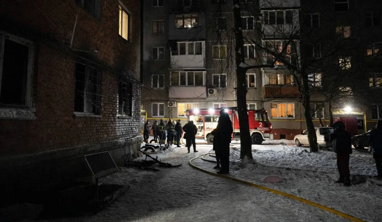 У Житомирі через пожежу в гуртожитку госпіталізували чоловіка: серед евакуйованих - діти