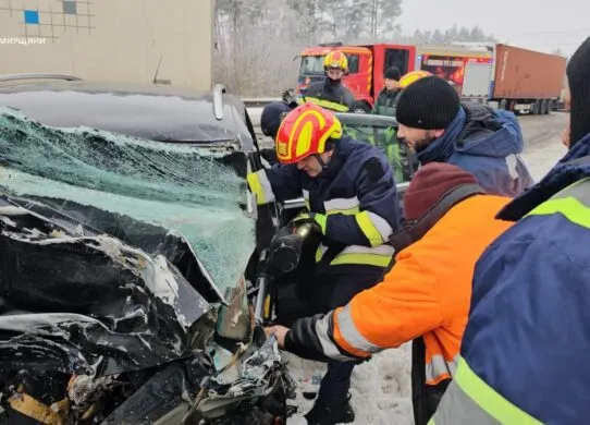 На Житомирщині після ДТП рятувальники вирізали водія з понівеченого авто