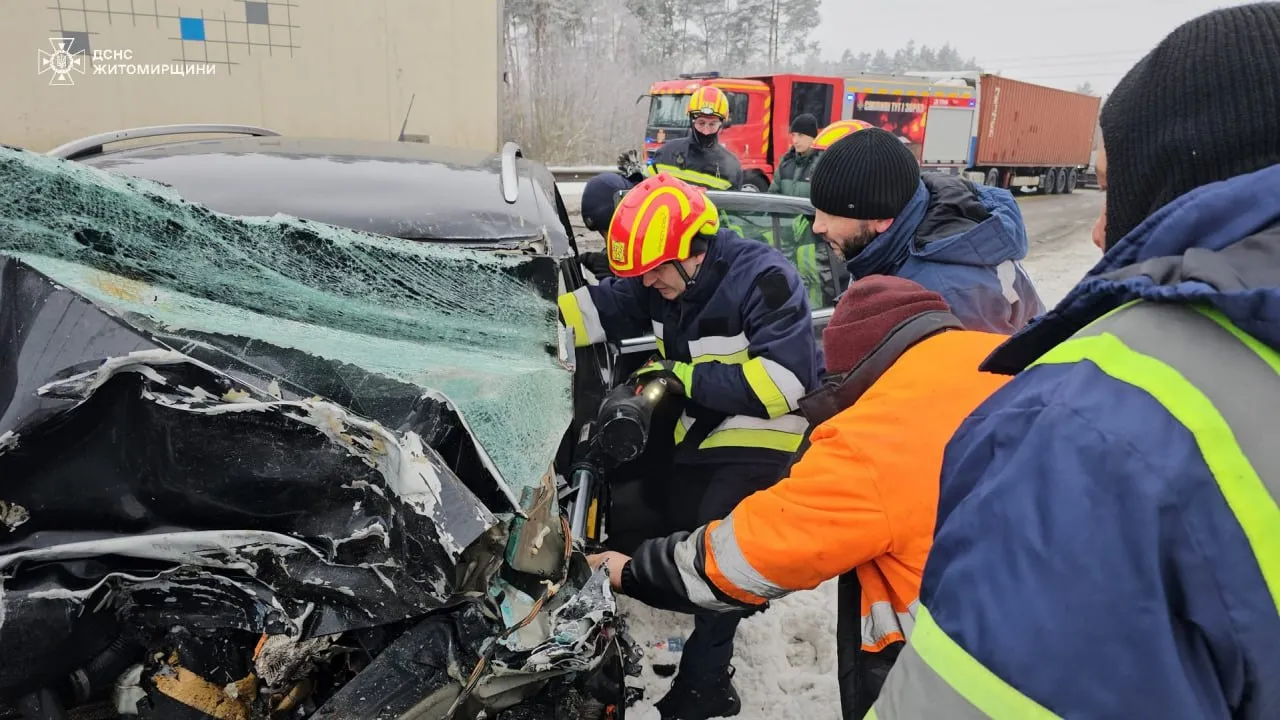 На Житомирщині після ДТП рятувальники вирізали водія з понівеченого авто