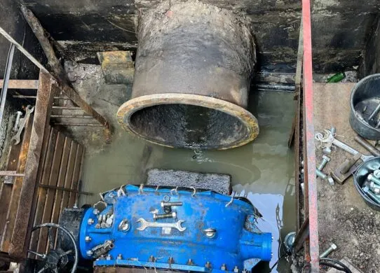 Житомир без води: комунальники всю ніч латали ключову насосну станцію