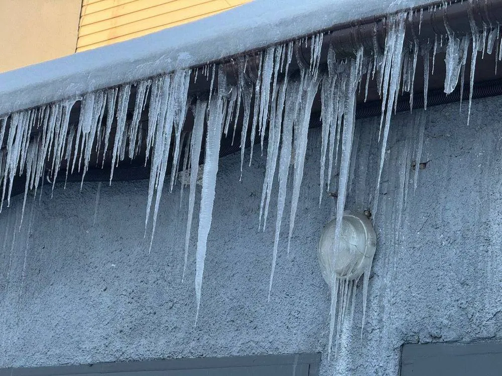 Крижана загроза над головою: житомирянам порадили, як не стати жертвою бурульок