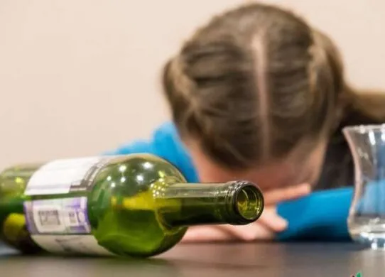 У Житомирі 9-річна дівчинка потрапила до лікарні через келих вина