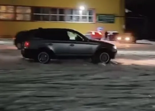 Дрифт на парковці житомирського ТЦ: поліція виписала штрафи любителям заносів