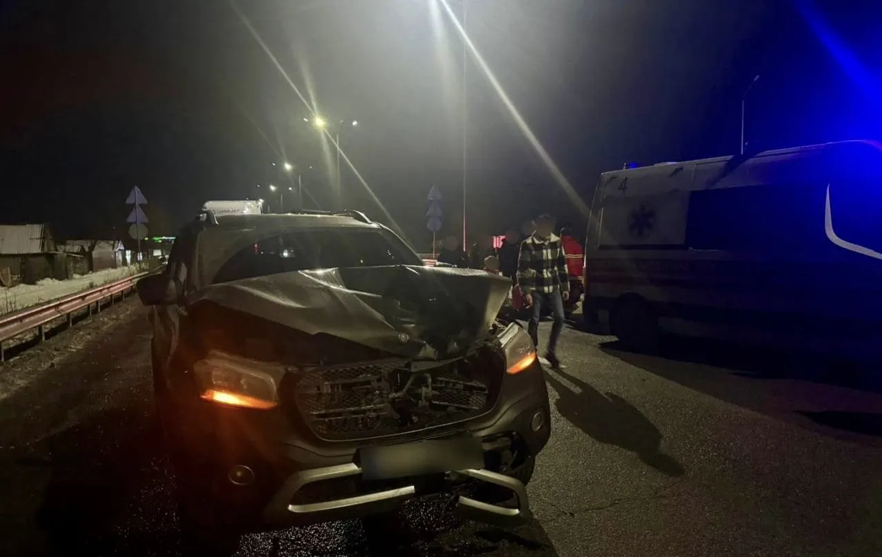 На Житомирщині під колесами Mercedes загинула жінка