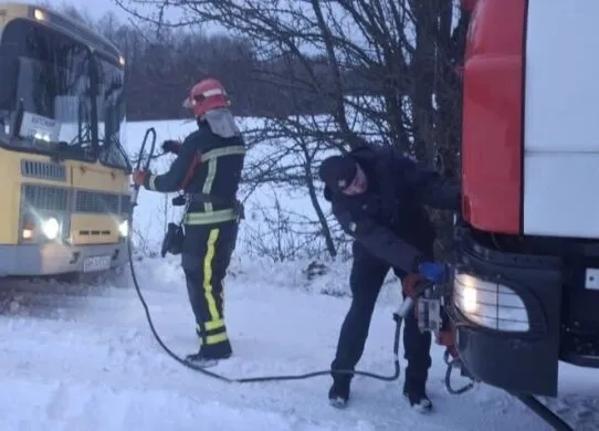 Під Житомиром витягали автобус із пасажирами, що застряг у снігу
