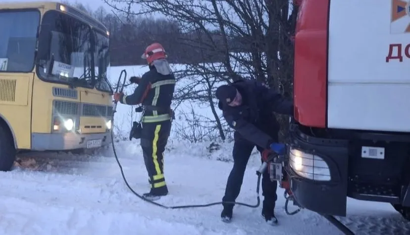 Під Житомиром витягали автобус із пасажирами, що застряг у снігу
