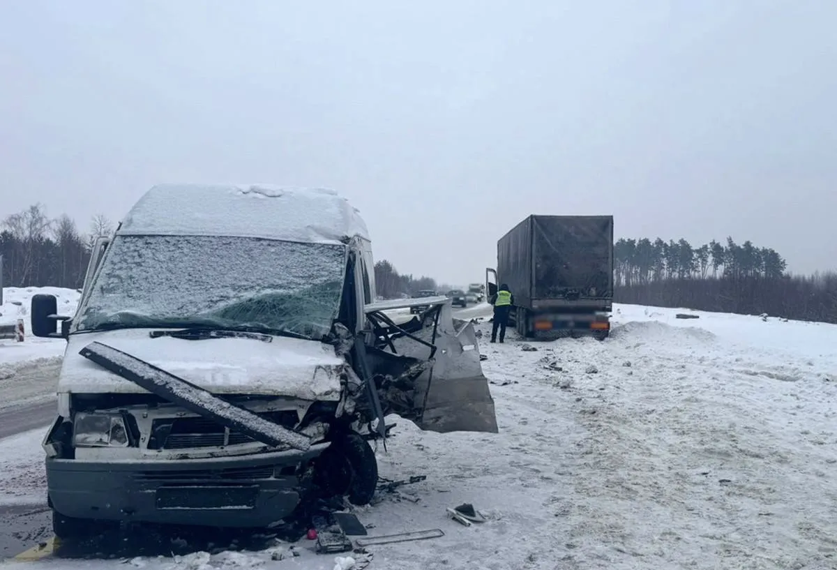 На трасі Київ – Чоп Mercedes влетів у вантажівку