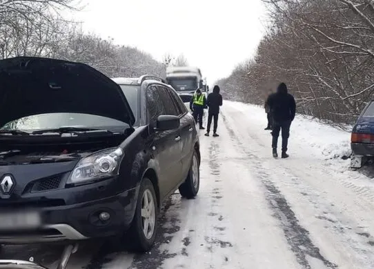 На Житомирщині зіткнулися Renault та ВАЗ: є постраждалі