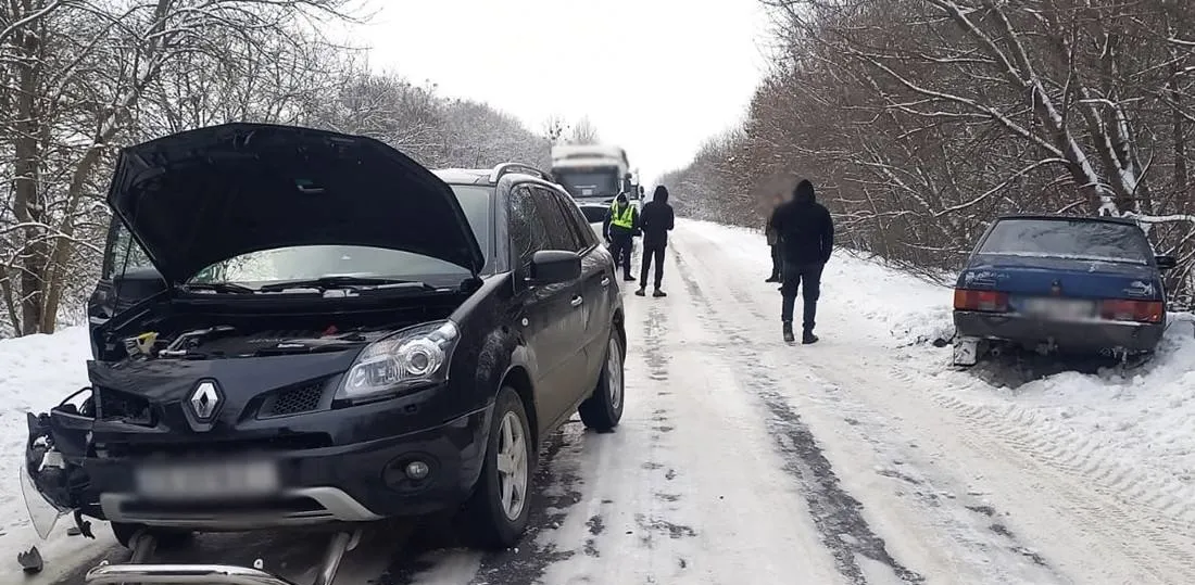 На Житомирщині зіткнулися Renault та ВАЗ: є постраждалі
