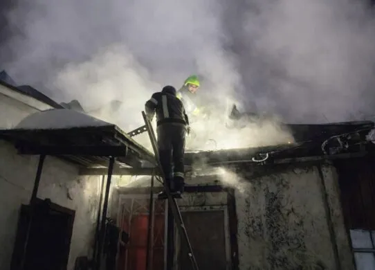 На Житомирщині чотири години гасили масштабну пожежу в хаті