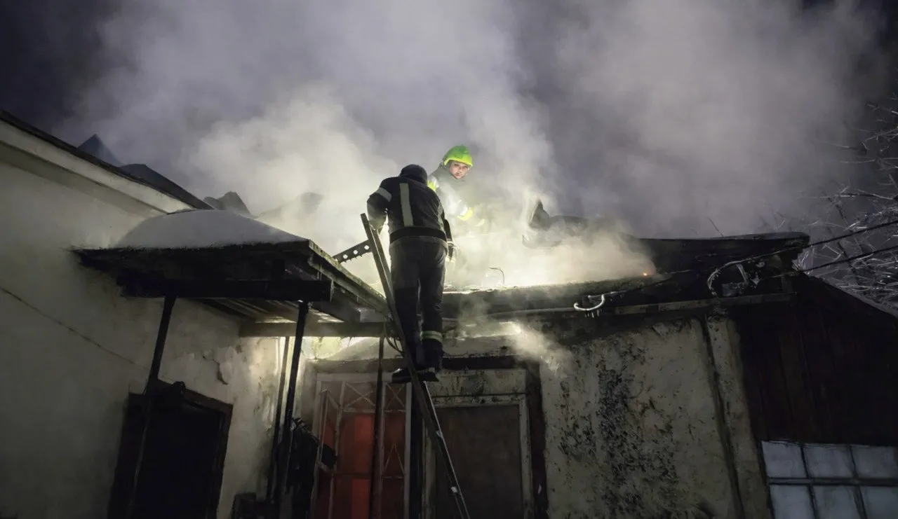 На Житомирщині чотири години гасили масштабну пожежу в хаті
