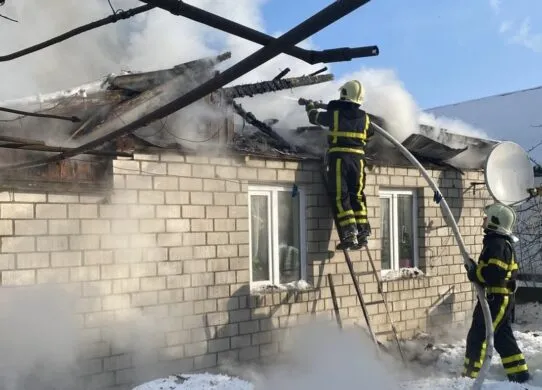На Житомирщині рятувальники гасили приватний будинок