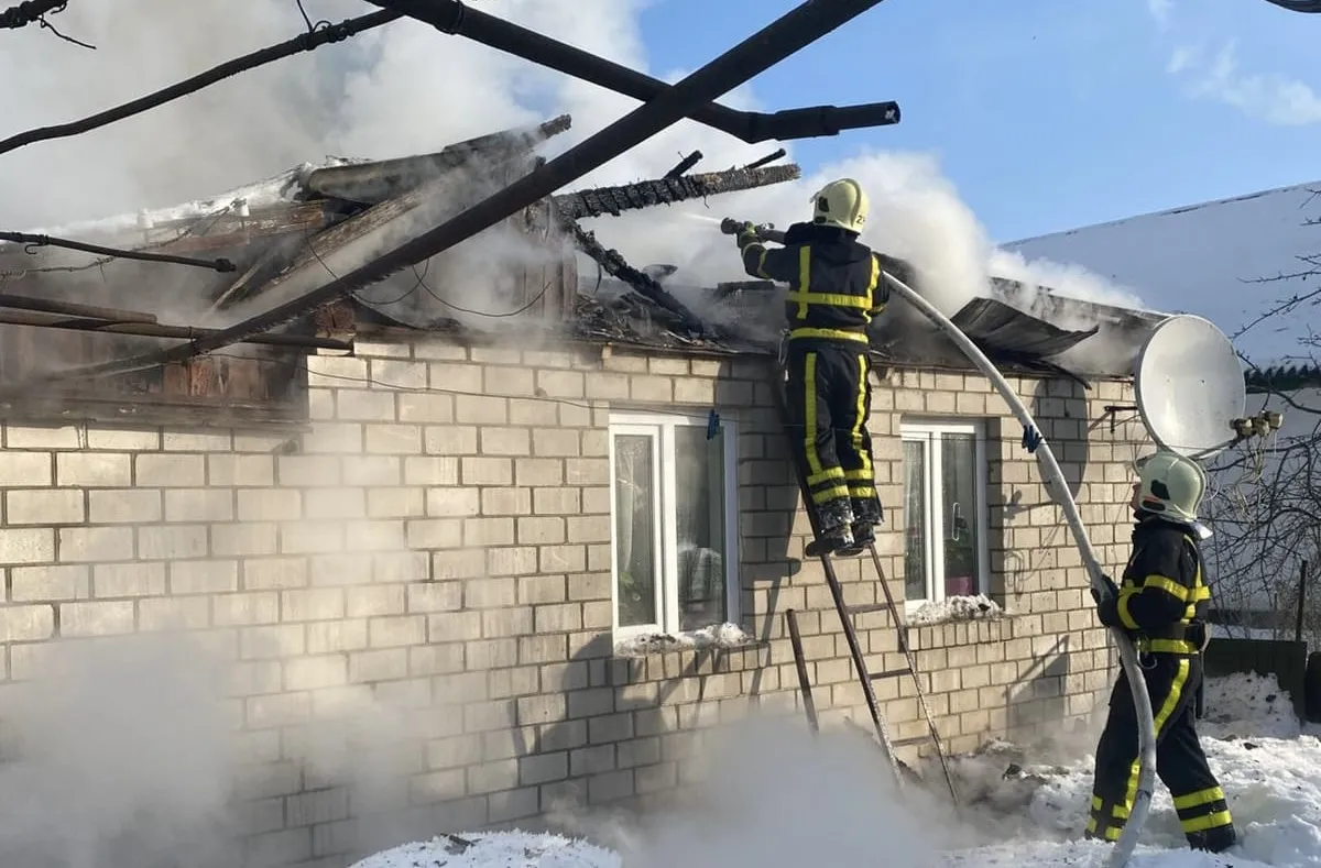 На Житомирщині рятувальники гасили приватний будинок