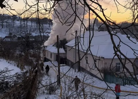 Замкнуло лічильник: у Житомирі ледь не згорів приватний сектор