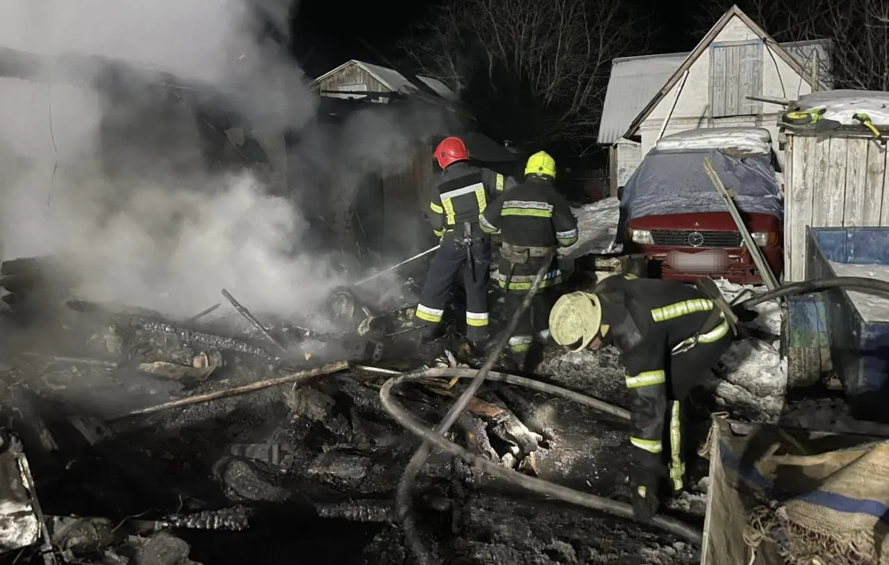 На Житомирщині у вогні загинула жінка з дітьми