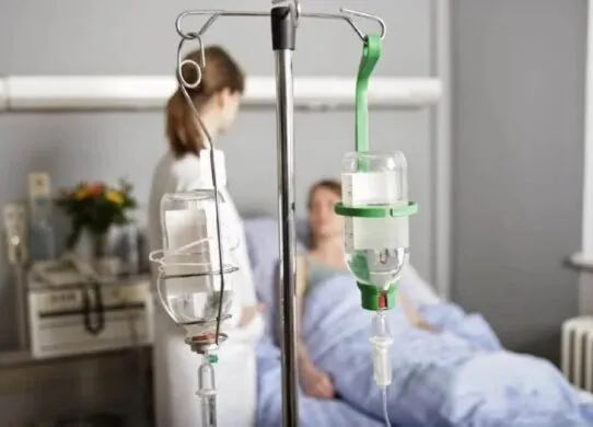 Когда нужно вызвать врача для вывода из запоя на дому и в каких случаях нужна госпитализация