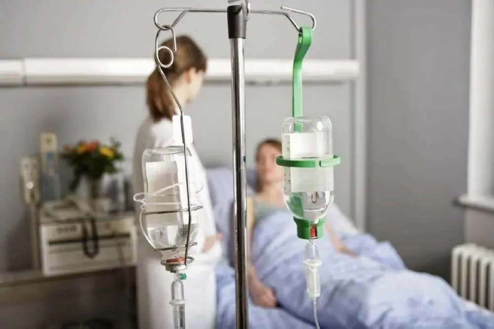 Когда нужно вызвать врача для вывода из запоя на дому и в каких случаях нужна госпитализация