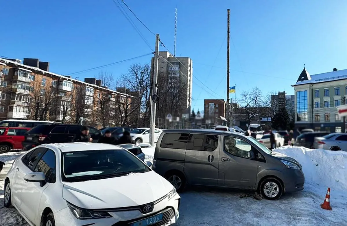 На Житомирщині таксист погрожував автоматом, бо люди відмовилися з ним їхати