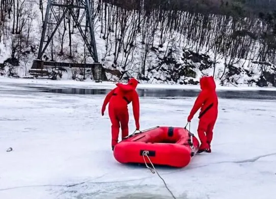 Трагедія у Житомирі: рятувальники дістали з річки тіло чоловіка