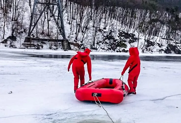 Трагедія у Житомирі: рятувальники дістали з річки тіло чоловіка
