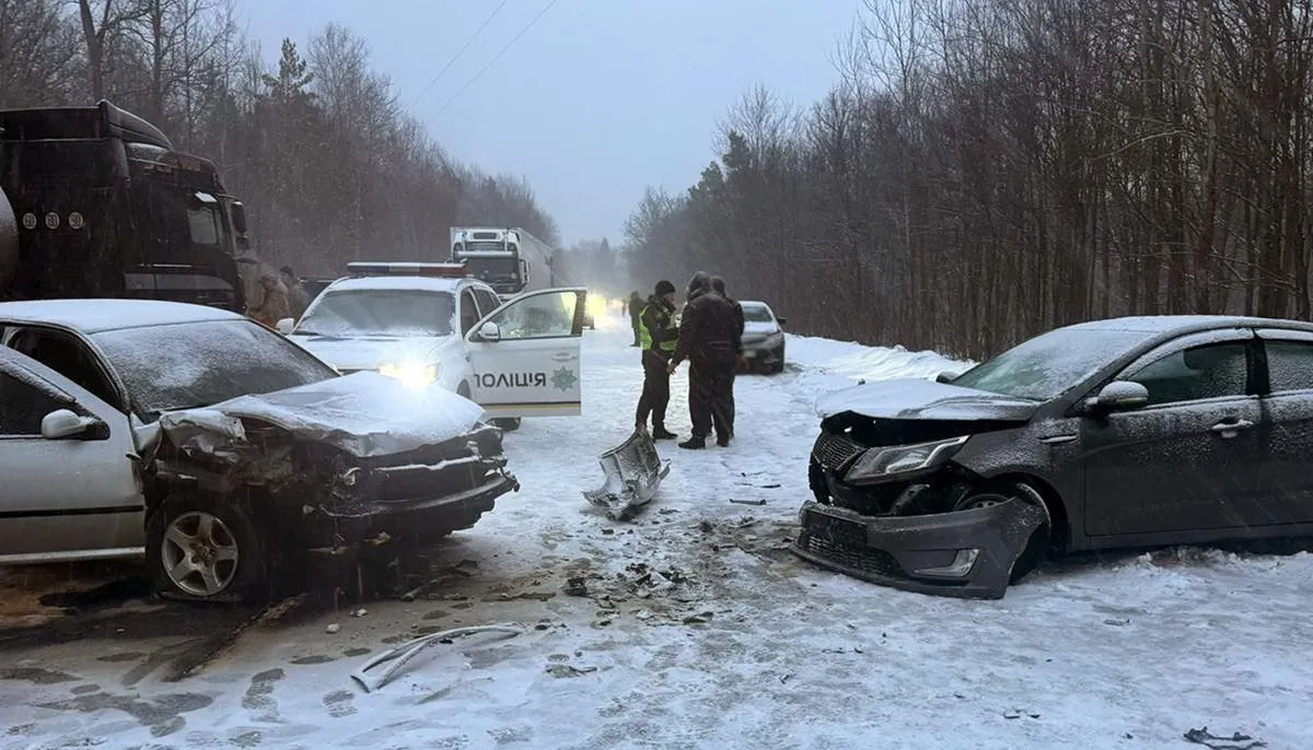 Під Житомиром не розминулися дві автівки: є постраждалі