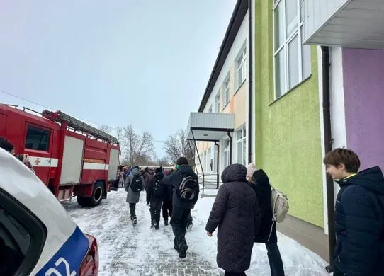 Зі школи на Житомирщині евакуювали дітей через озброєного злочинця: що відбувається