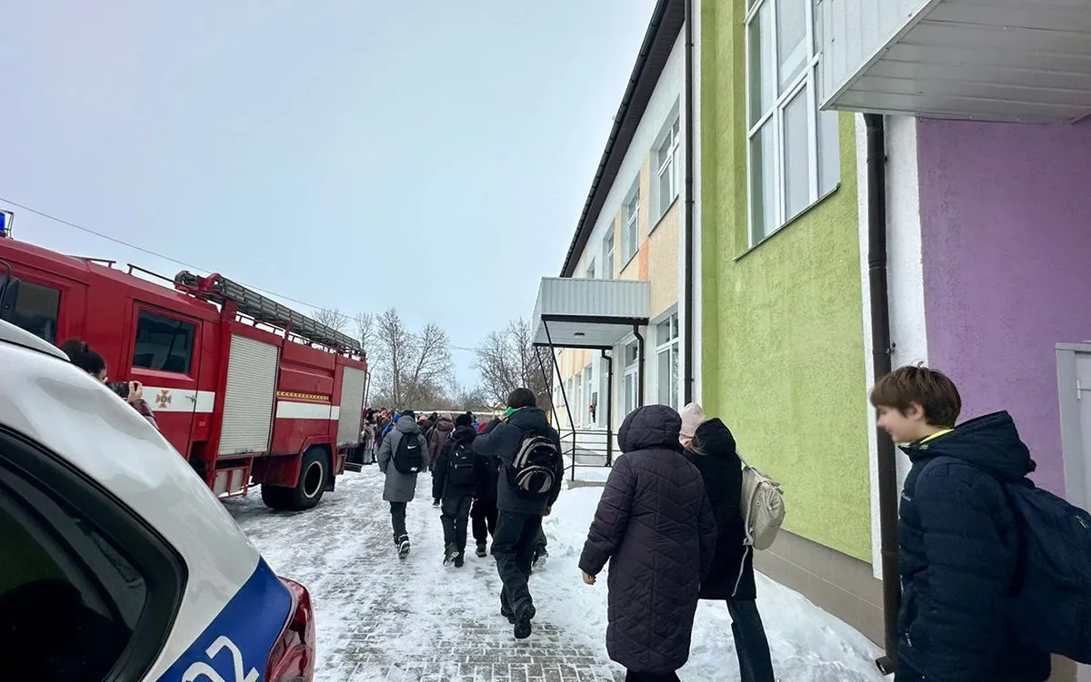 Зі школи на Житомирщині евакуювали дітей через озброєного злочинця: що відбувається