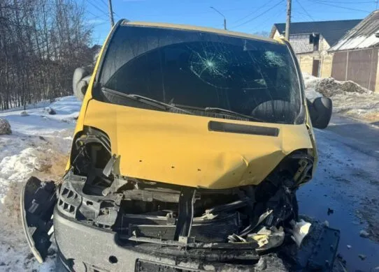У Житомирі внаслідок ДТП з мікроавтобусом постраждала жінка: деталі