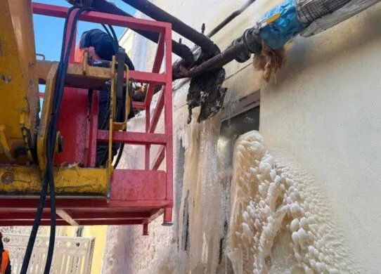 Битва за тепло при -18°C: на Михайлівській у Житомирі аварійно латають тепломережу