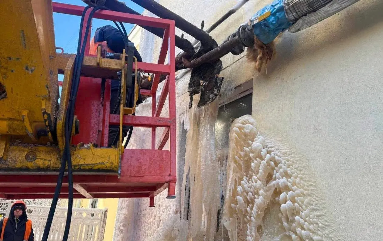 Битва за тепло при -18°C: на Михайлівській у Житомирі аварійно латають тепломережу